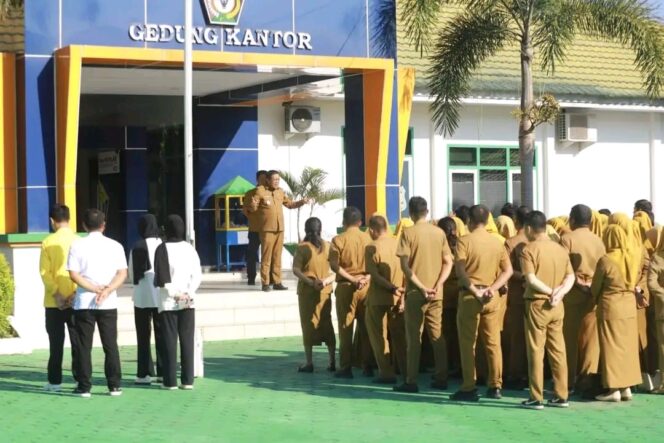 
 Wakil Gubernur Sulawesi Tenggara, Hugua, memimpin apel pagi di Dinas Lingkungan Hidup (DLH) Provinsi Sultra, Selasa (30/9). FOTO: Endra/ Kolaka Pos

