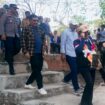 Sekda Muna, Eddy Uga Mendampingi Utusan Khusus Presiden RI Bidang Pariwisata, Zita Anjani Saat Mengeksplor Spot Wisata di Muna. Foto Ahmad Kolaka Pos