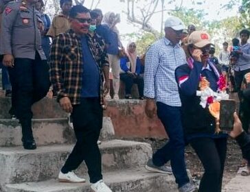 Sekda Muna, Eddy Uga Mendampingi Utusan Khusus Presiden RI Bidang Pariwisata, Zita Anjani Saat Mengeksplor Spot Wisata di Muna. Foto Ahmad Kolaka Pos