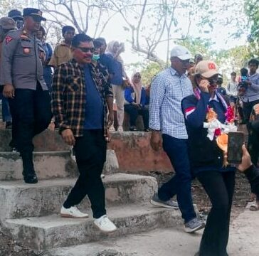 Sekda Muna, Eddy Uga Mendampingi Utusan Khusus Presiden RI Bidang Pariwisata, Zita Anjani Saat Mengeksplor Spot Wisata di Muna. Foto Ahmad Kolaka Pos