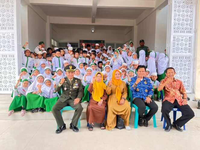
 Siswa MI Darul Istiqamah Kunjungi Pejuang Veteran di Hari Pahlawan