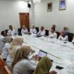 Sekda Amir Hasan saat memimpin Rakor penanganan stunting di Kendari. Foto Kadamu/wartasuar.com