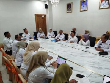 Sekda Amir Hasan saat memimpin Rakor penanganan stunting di Kendari. Foto Kadamu/wartasuar.com