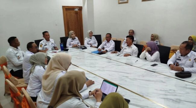 Sekda Amir Hasan saat memimpin Rakor penanganan stunting di Kendari. Foto Kadamu/wartasuar.com