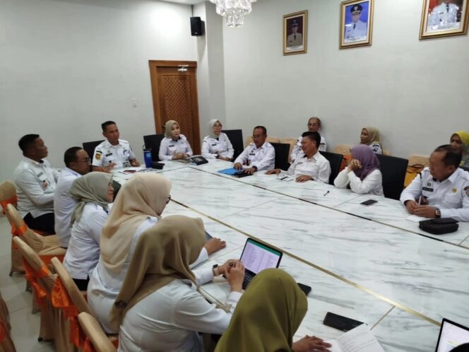 
 Sekda Amir Hasan saat memimpin Rakor penanganan stunting di Kendari. Foto Kadamu/wartasuar.com