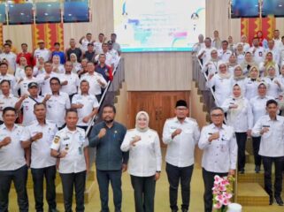 Ketua DPRD LM. Inarto saat pose bersama usai menghadiri Rakor. Foto Kadamu/wartasuar.com