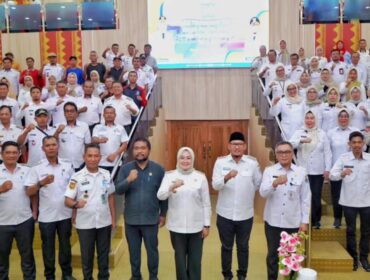 Ketua DPRD LM. Inarto saat pose bersama usai menghadiri Rakor. Foto Kadamu/wartasuar.com