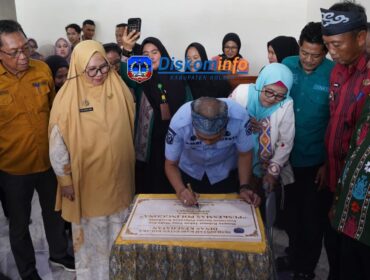 Bupati Kolaka H. Amri, meresmikan Puskesmas Polinggona yang kini siap melayani kebutuhan kesehatan dasar warga setempat. Foto Diskominfo Kolaka