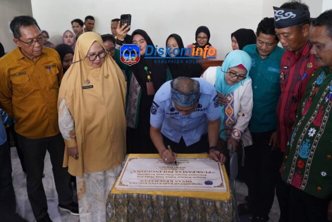 
 Bupati Kolaka H. Amri, meresmikan Puskesmas Polinggona yang kini siap melayani kebutuhan kesehatan dasar warga setempat. Foto Diskominfo Kolaka