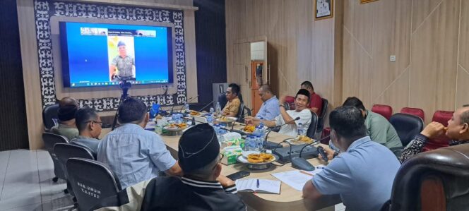 
 Rakor tersebut diikuti oleh Sekretaris Daerah kabupaten/kota se-Sulawesi Tenggara. Pemkab Kolaka diwakili langsung oleh Sekretaris Daerah Kabupaten Kolaka, Akbar. Foto Diskominfo Kolaka