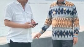  Wakil Ketua Komisi V DPR RI Ridwan Bae bersama Bupati Muna Bachrun Labuta saat Meninjau Proyek Pengaman Pantai SOR Laode Pandu Jalan Bypass Raha. Foto Ahmad Wartasuar.com