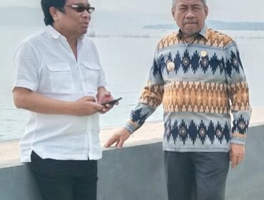  Wakil Ketua Komisi V DPR RI Ridwan Bae bersama Bupati Muna Bachrun Labuta saat Meninjau Proyek Pengaman Pantai SOR Laode Pandu Jalan Bypass Raha. Foto Ahmad Wartasuar.com