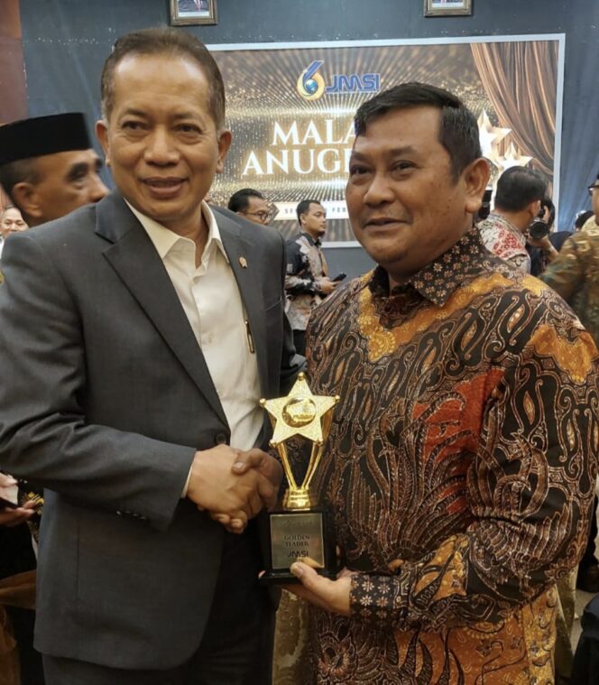
 Dirut Perumda Kolaka Armansyah Raih Penghargaan Golden Leader