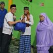 Bupati Kolaka saat menyerahkan bantuan. Foto Diskominfo Kolaka