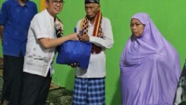 Bupati Kolaka saat menyerahkan bantuan. Foto Diskominfo Kolaka