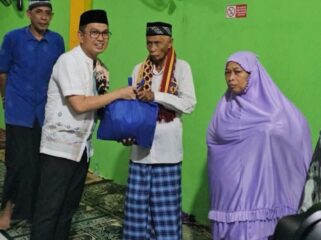 Bupati Kolaka saat menyerahkan bantuan. Foto Diskominfo Kolaka