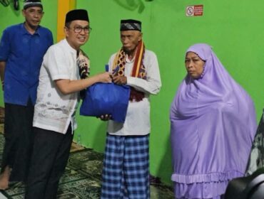 Bupati Kolaka saat menyerahkan bantuan. Foto Diskominfo Kolaka