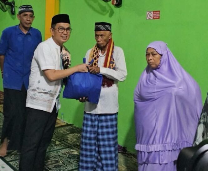 
 Bupati Kolaka saat menyerahkan bantuan. Foto Diskominfo Kolaka