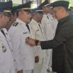 Bupati Kolaka H. Amri saat menyematkan pin garuda kepada Camat Pomalaa Berry Harland Rais, dalam prosesi pelantikan pejabat eleson III dan IV di Pendopo Rujab Bupati Kolaka, Senin (2/3/2026). . FOTO: Kaulia Ode/ wartasuar.com