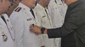 Bupati Kolaka H. Amri saat menyematkan pin garuda kepada Camat Pomalaa Berry Harland Rais, dalam prosesi pelantikan pejabat eleson III dan IV di Pendopo Rujab Bupati Kolaka, Senin (2/3/2026). . FOTO: Kaulia Ode/ wartasuar.com