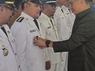 Bupati Kolaka H. Amri saat menyematkan pin garuda kepada Camat Pomalaa Berry Harland Rais, dalam prosesi pelantikan pejabat eleson III dan IV di Pendopo Rujab Bupati Kolaka, Senin (2/3/2026). . FOTO: Kaulia Ode/ wartasuar.com