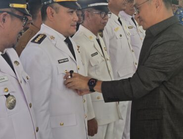 Bupati Kolaka H. Amri melantik 94 pejabat eselon III dan IV di Pendopo Rujab Bupati Kolaka, Senin (2/3). FOTO: Kaulia Ode/ wartasuar.com