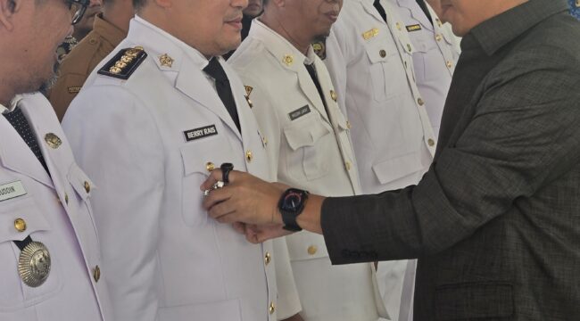 Bupati Kolaka H. Amri melantik 94 pejabat eselon III dan IV di Pendopo Rujab Bupati Kolaka, Senin (2/3). FOTO: Kaulia Ode/ wartasuar.com