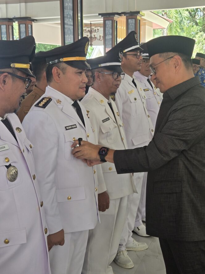 
 Bupati Kolaka H. Amri melantik 94 pejabat eselon III dan IV di Pendopo Rujab Bupati Kolaka, Senin (2/3). FOTO: Kaulia Ode/ wartasuar.com