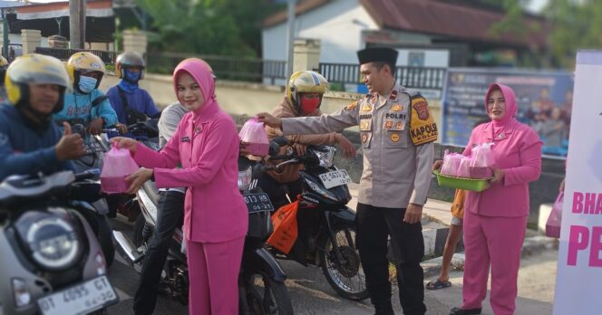 
 Berkah Ramadhan, Polsek Kolaka bersama Bhayangkari Bagi-bagi Takjil ke Pengendara