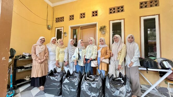 
 Skuad Mari Bersedekah Bagi-bagi Takjil ke Kaum Dhuafa dan Abang Becak