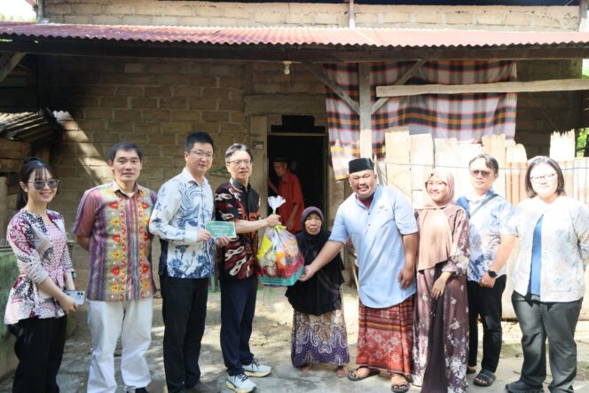 
 Tebar Kebahagiaan Idulfitri, IPIP Bagikan Parsel Lebaran untuk Keluarga Prasejahtera