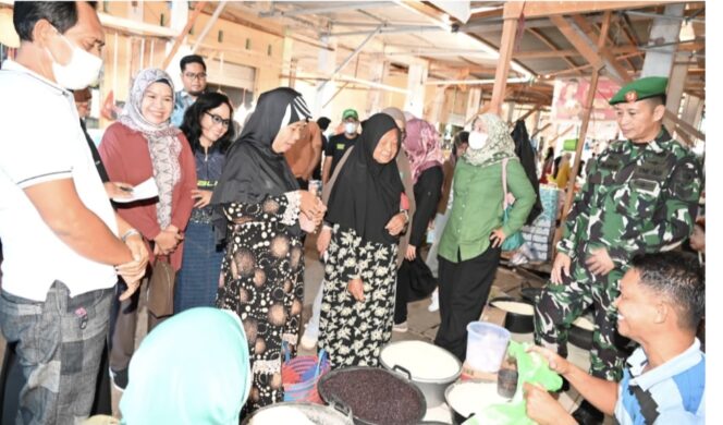 
 Pemkab Kolut Pantau Harga dan Stok Pangan di Pasar Lacaria 