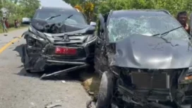  Kondisi dua mobil Kadis Pemprov Sultra yang mengalami kecelakaan saat menuju ke Baubau, Sulawesi Tenggara, Kamis (5/3/2026). FOTO: Antara