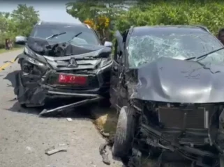  Kondisi dua mobil Kadis Pemprov Sultra yang mengalami kecelakaan saat menuju ke Baubau, Sulawesi Tenggara, Kamis (5/3/2026). FOTO: Antara