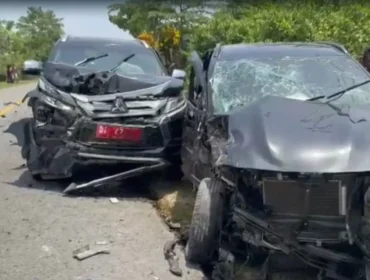 Kondisi dua mobil Kadis Pemprov Sultra yang mengalami kecelakaan saat menuju ke Baubau, Sulawesi Tenggara, Kamis (5/3/2026). FOTO: Antara