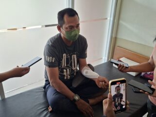 Pengawas jalan produksi PT Toshida Indonesia, La Ode Tahir (39), yang mengalami luka berat akibat sabetan senjata tajam saat berada di Rumah Sakit