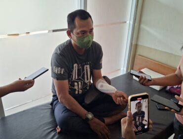 Pengawas jalan produksi PT Toshida Indonesia, La Ode Tahir (39), yang mengalami luka berat akibat sabetan senjata tajam saat berada di Rumah Sakit
