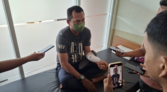 Pengawas jalan produksi PT Toshida Indonesia, La Ode Tahir (39), yang mengalami luka berat akibat sabetan senjata tajam saat berada di Rumah Sakit