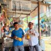 Anggota Bulog Kolaka saat menyalurkan minyakita di pasar