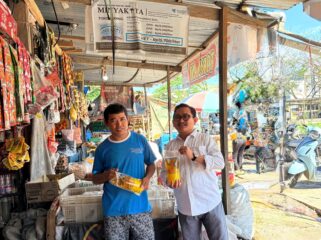 Anggota Bulog Kolaka saat menyalurkan minyakita di pasar