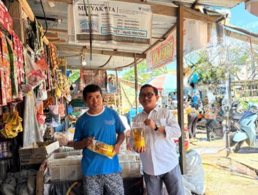 Anggota Bulog Kolaka saat menyalurkan minyakita di pasar