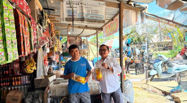 Anggota Bulog Kolaka saat menyalurkan minyakita di pasar