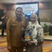 foto bersama Kadinkes Prov Kal-Sel dr. H. Diauddin, M.Kes, bersama direktur RS marina Permata dr. Masliani, usai penerimaan penghargaan.