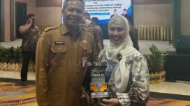 foto bersama Kadinkes Prov Kal-Sel dr. H. Diauddin, M.Kes, bersama direktur RS marina Permata dr. Masliani, usai penerimaan penghargaan.