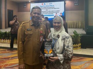 foto bersama Kadinkes Prov Kal-Sel dr. H. Diauddin, M.Kes, bersama direktur RS marina Permata dr. Masliani, usai penerimaan penghargaan.