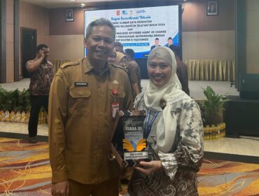 foto bersama Kadinkes Prov Kal-Sel dr. H. Diauddin, M.Kes, bersama direktur RS marina Permata dr. Masliani, usai penerimaan penghargaan.