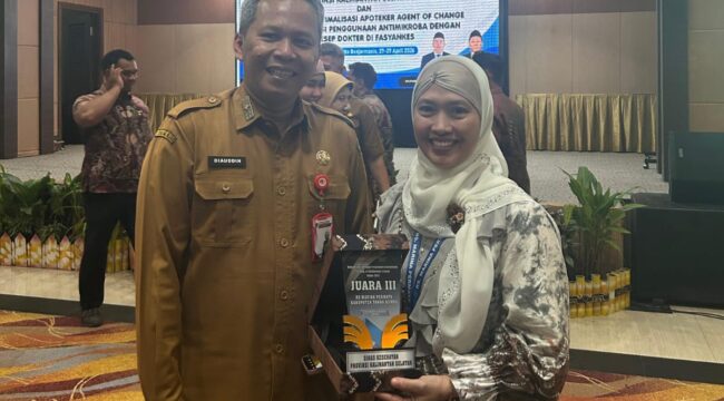 foto bersama Kadinkes Prov Kal-Sel dr. H. Diauddin, M.Kes, bersama direktur RS marina Permata dr. Masliani, usai penerimaan penghargaan.