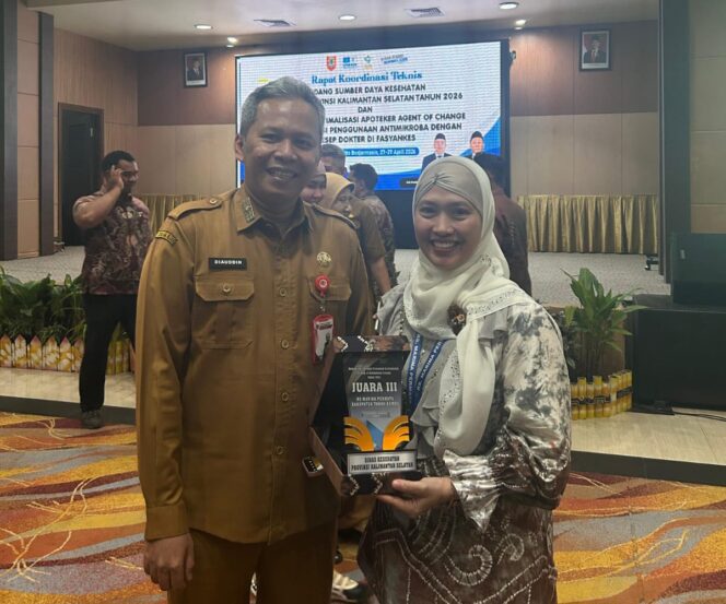 
 foto bersama Kadinkes Prov Kal-Sel dr. H. Diauddin, M.Kes, bersama direktur RS marina Permata dr. Masliani, usai penerimaan penghargaan.