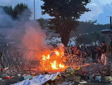 Demo Aksi 214 di Kantor Gubernur Kaltim laporkan represi terhadap empat jurnalis. (istimewa)
