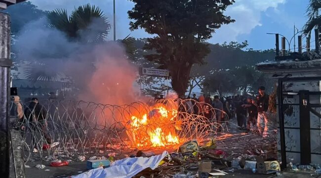 Demo Aksi 214 di Kantor Gubernur Kaltim laporkan represi terhadap empat jurnalis. (istimewa)
